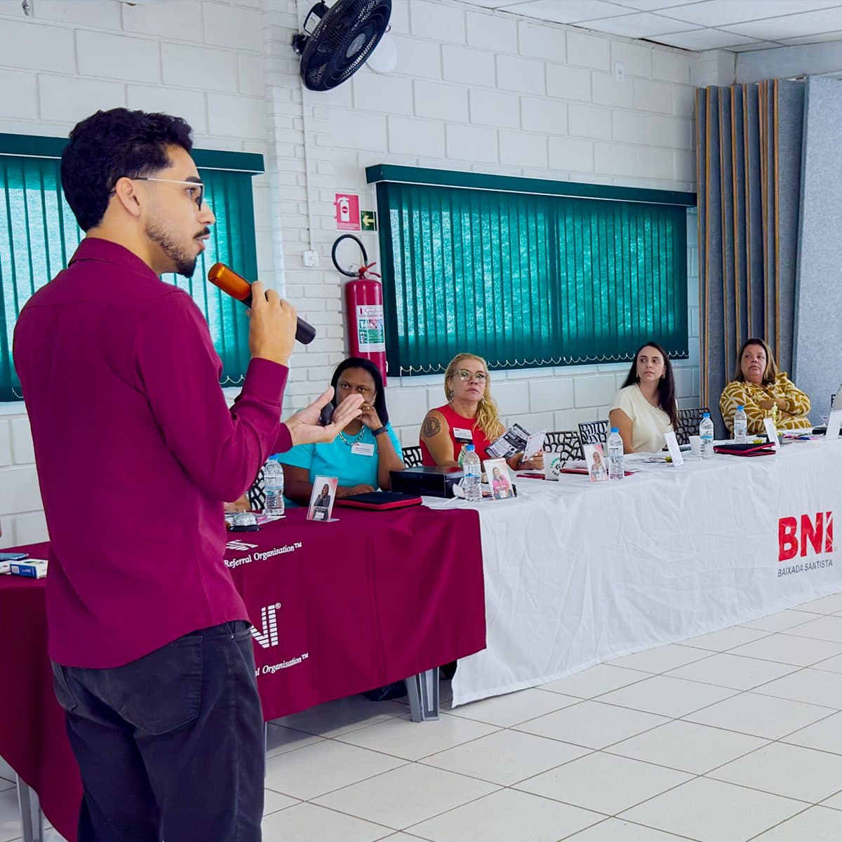 Alan Gomes durante apresentação sobre posicionamento de marca e comunicação estratégica