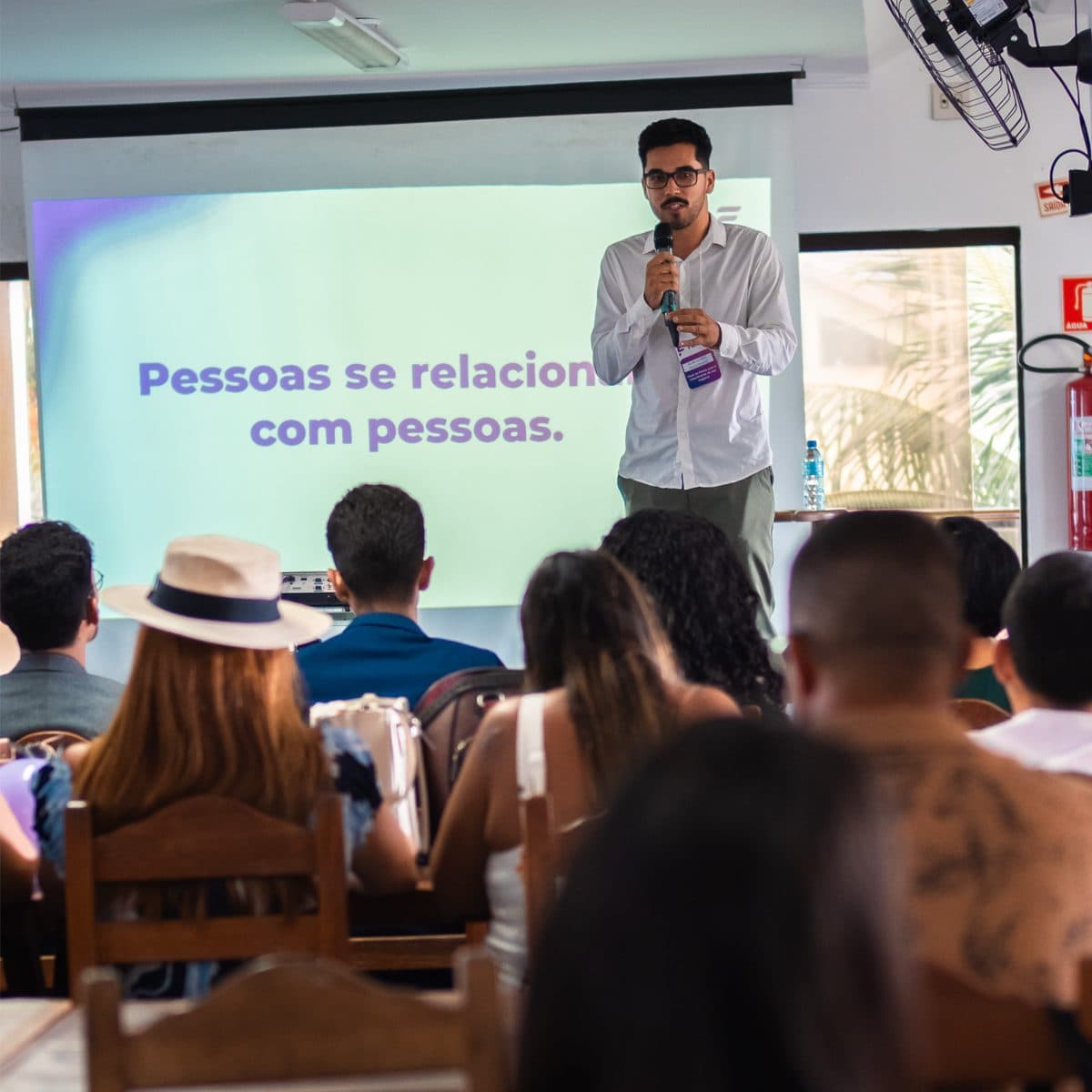 Alan Gomes conduzindo palestra sobre comunicação estratégica e assessoria de imprensa