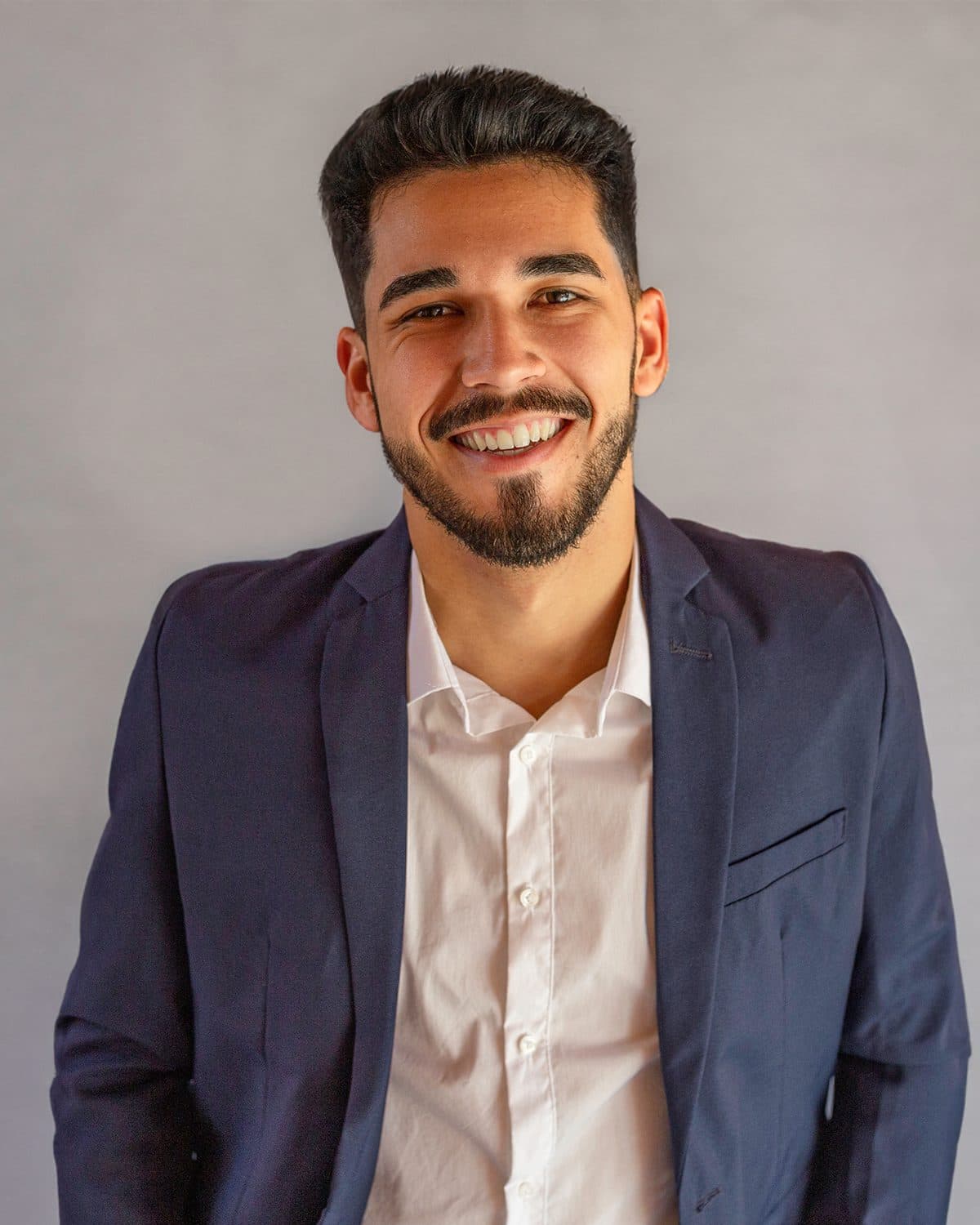 Retrato profissional de Alan Gomes, relações públicas e assessor de imprensa em Peruíbe, Itanhaém e Baixada Santista